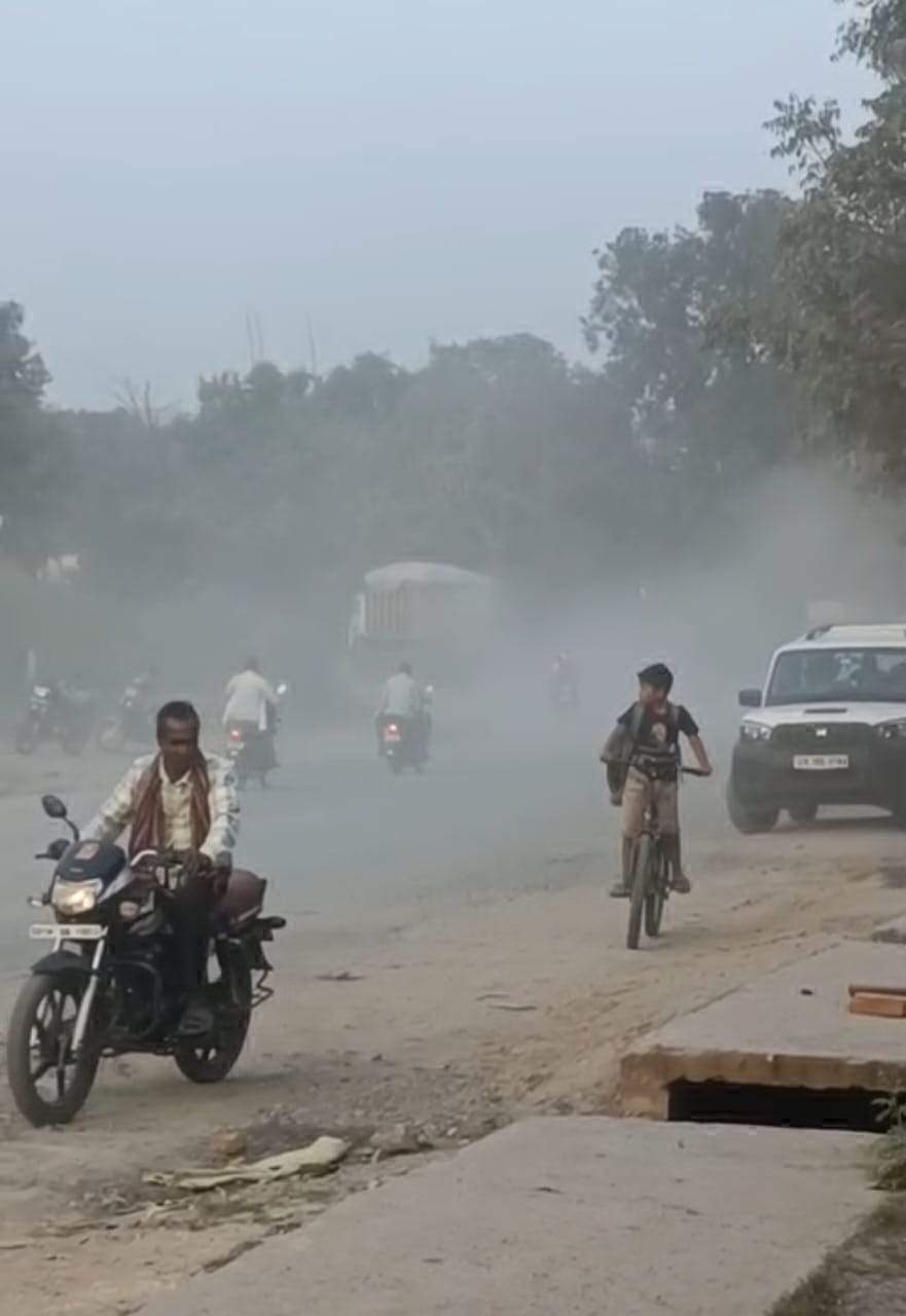 बनारस स्टेट हाईवे पर उड़ती  धूल से खड़ा होना भी दूभर