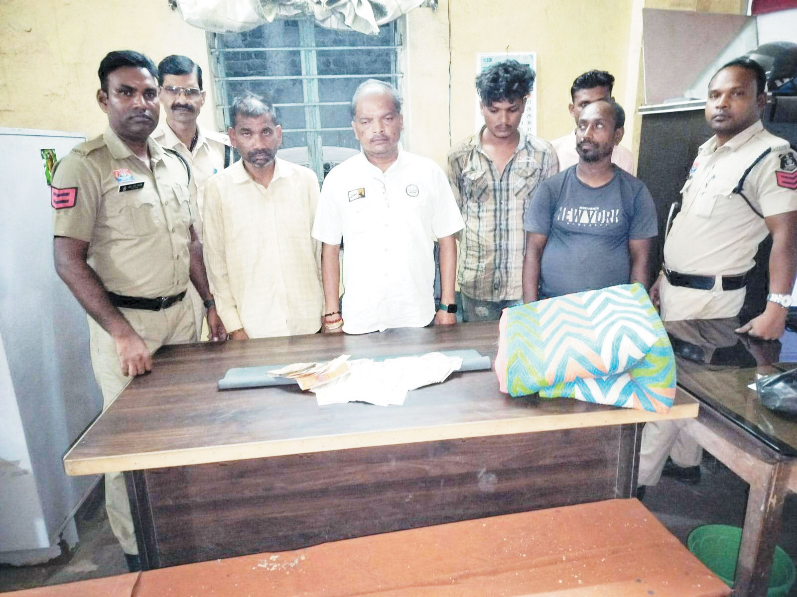 पांच जुआरी गिरफ्तार, साढ़े 65 हजार नगद जब्त