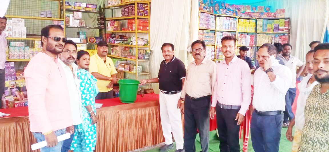 न.पा.अध्यक्ष ने पटाखा कारोबायिों को किया डस्टबीन वितरित