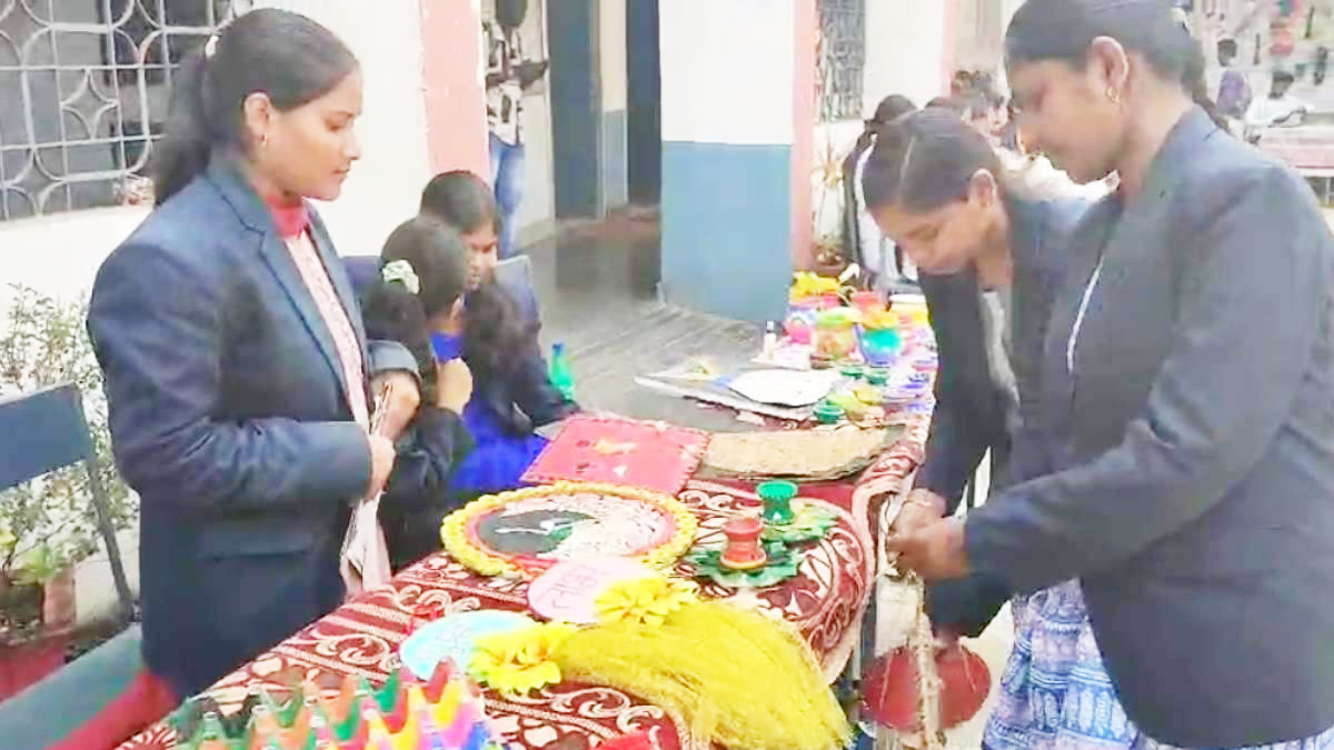 विद्यार्थियों ने वेस्ट मटेरियल से बनाए सजावटी सामान, प्रदर्शनी में खरीदारों ने की सराहना