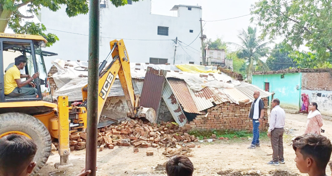 चार कबाड़ी दुकानों पर चला बुलडोजर, दो सील, 12 से कबाड़ जब्त