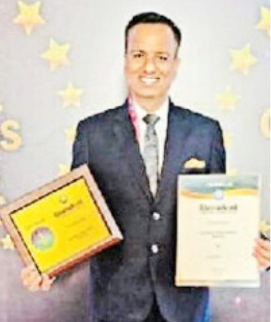 एकेडमिक वल्र्ड स्कूल को छत्तीसगढ़ के सर्वश्रेष्ठ वल्र्ड  बोर्डिंग स्कूल का खिताब, दिल्ली में मिला पुरस्कार