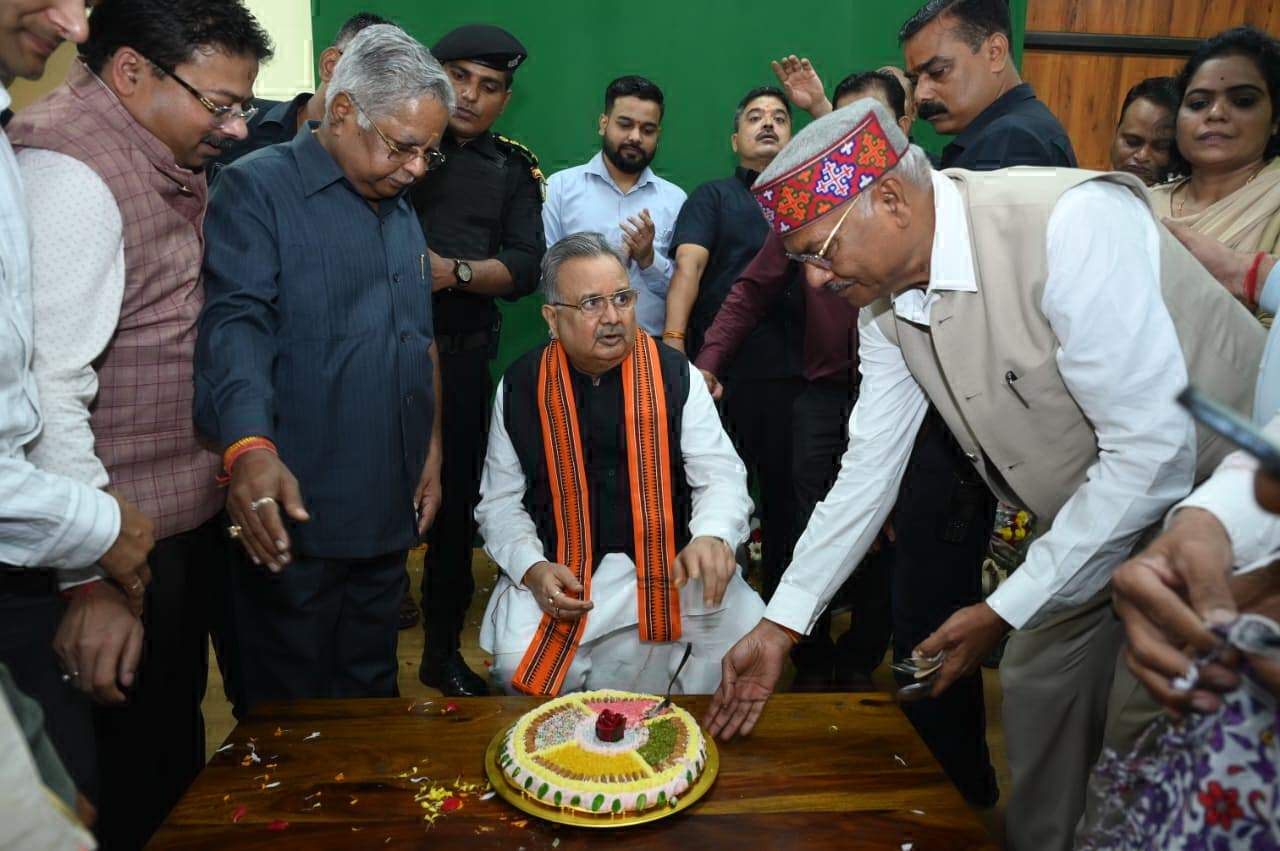 आरती ग्रुप ने मनाया रमन का बर्थडे