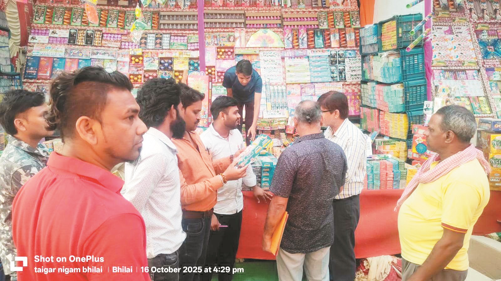 दुकान में चायनीज पटाखे लाइसेंस जब्त