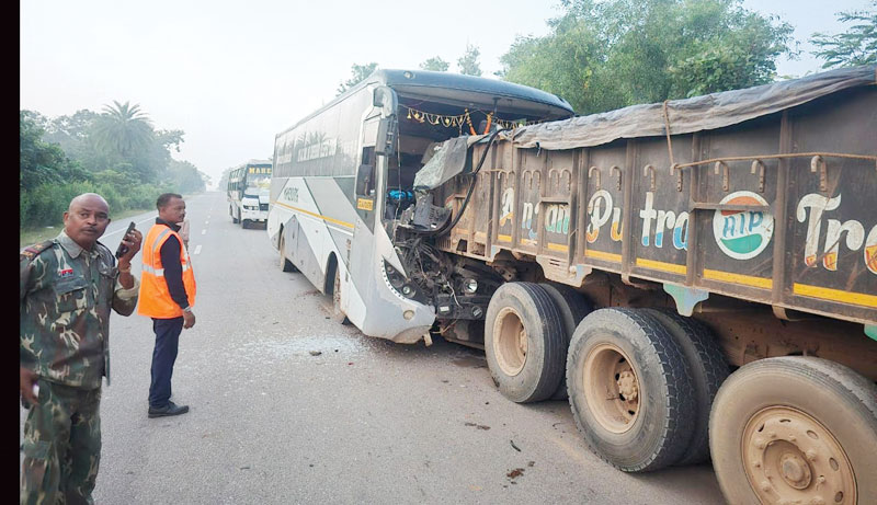 खड़े ट्रक से भिड़ी बस, दर्जन भर जख्मी