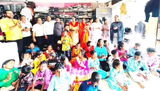 दिव्यांग बच्चों को काबरा  परिवार ने दिए नए कपड़े