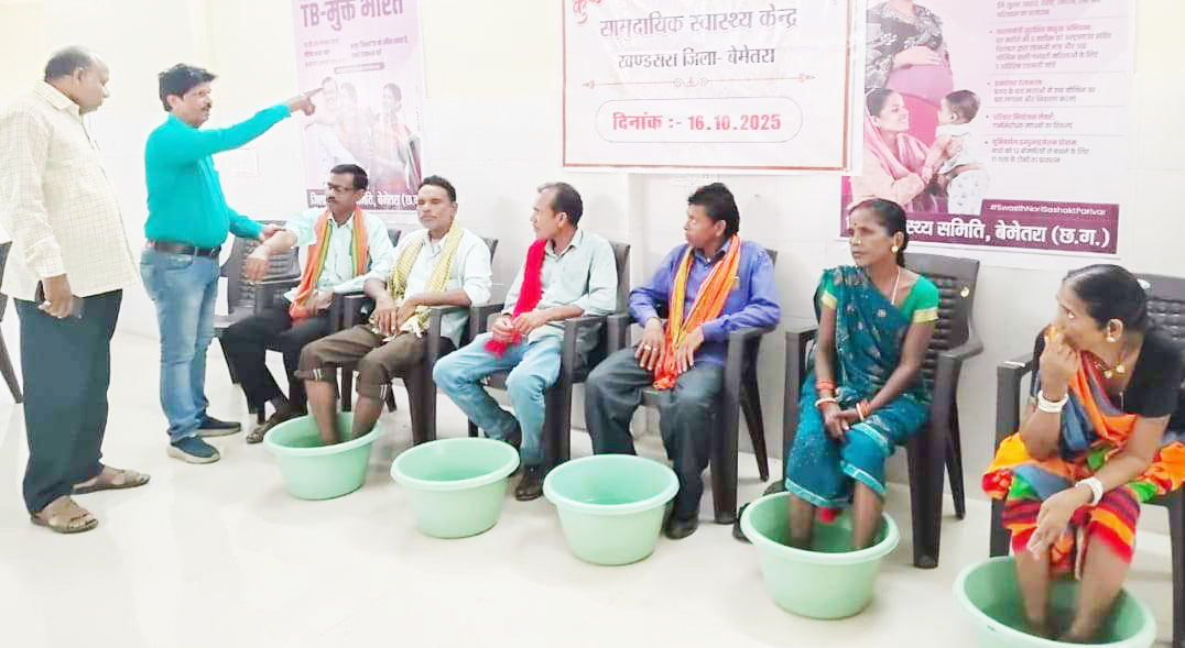 सेल्फ केयर किट और चप्पल का वितरण, कुष्ठ मरीजों को उपचार की विधि बताई 