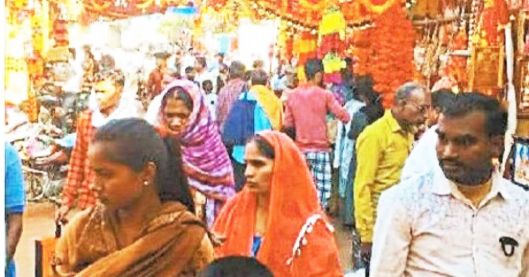 सोने-चांदी की दुकानों में भीड़, बाइक की बुकिंग कराई