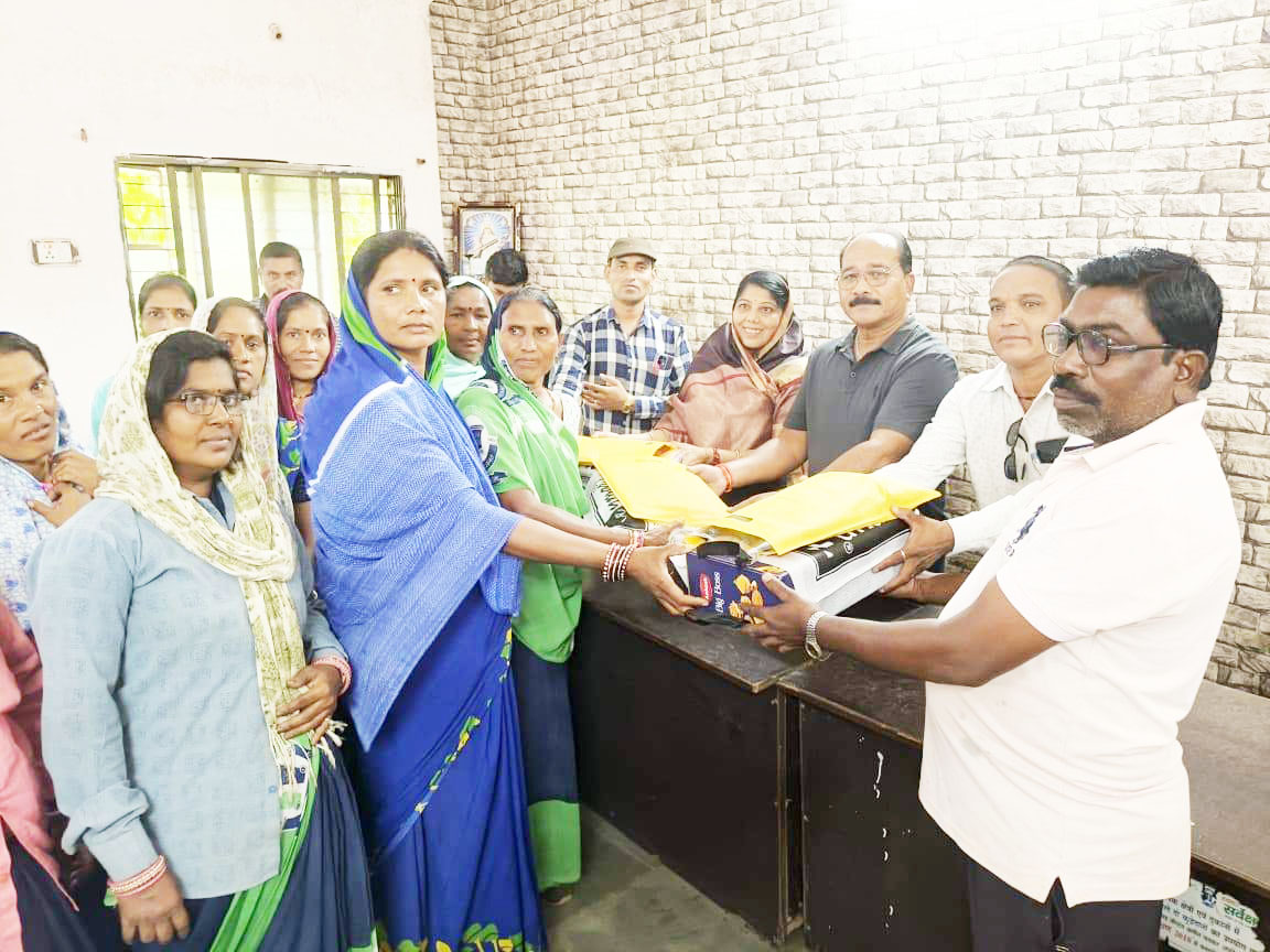 नपं अध्यक्ष, सीएमओ ने कर्मियों संग बांटी दिवाली की खुशियां