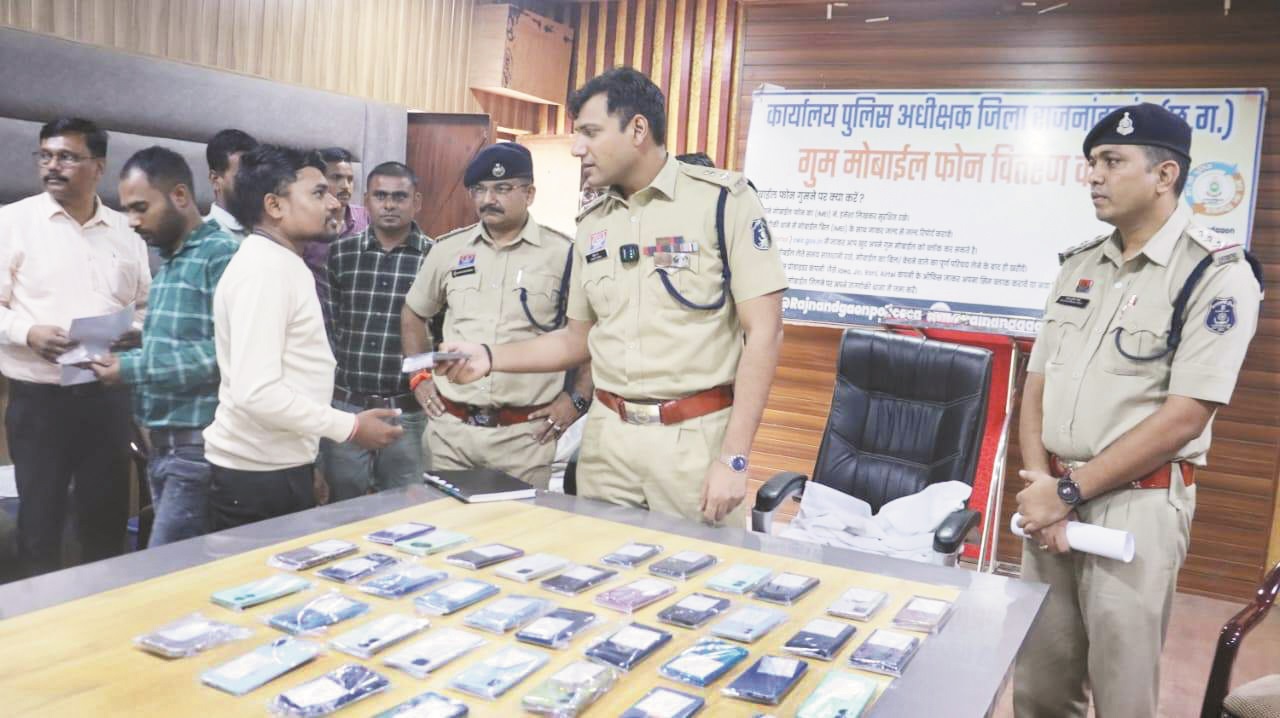 113 को मिला गुम मोबाइल