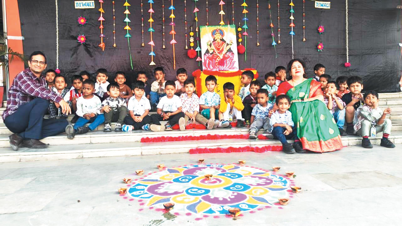 संस्कार स्कूल के बच्चों ने मनाई दिवाली