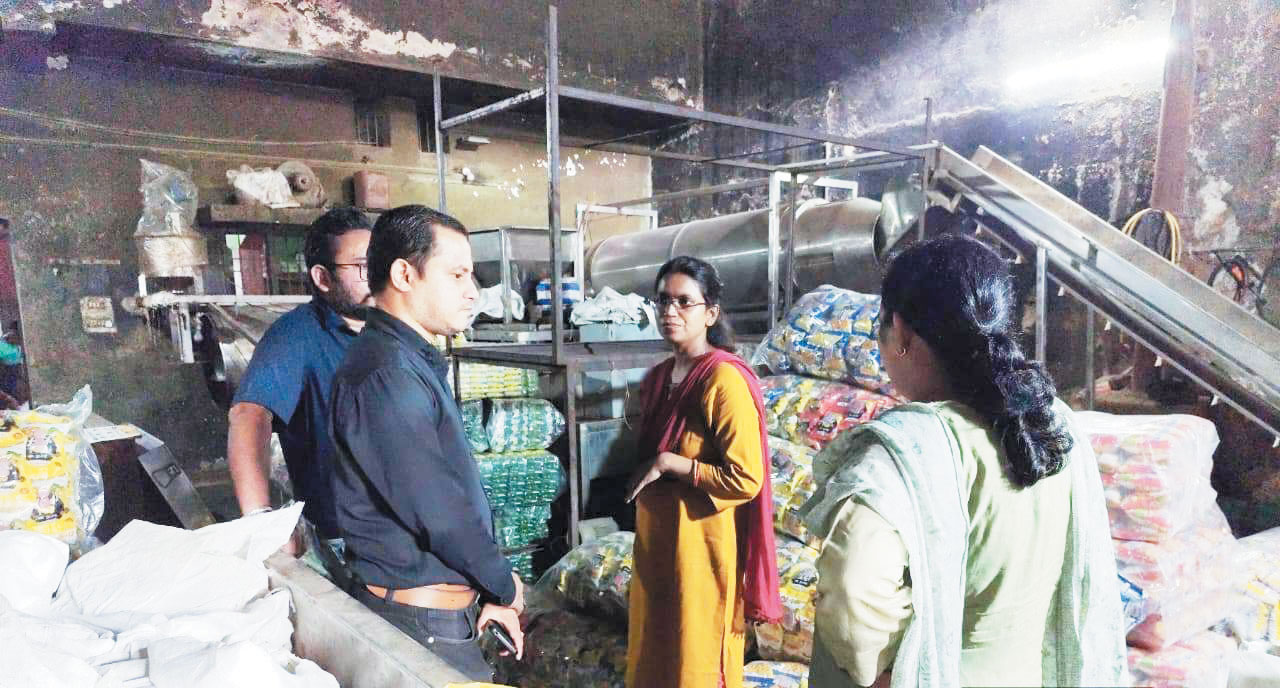 मिठाई दुकान में जांच नमूने भेजे, माल सीज