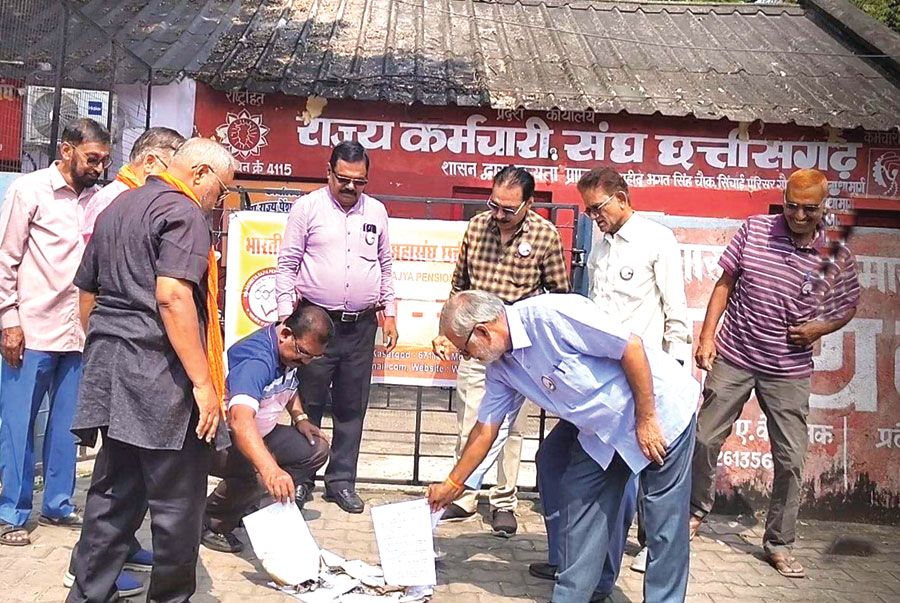 डीआर आदेश आग के हवाले