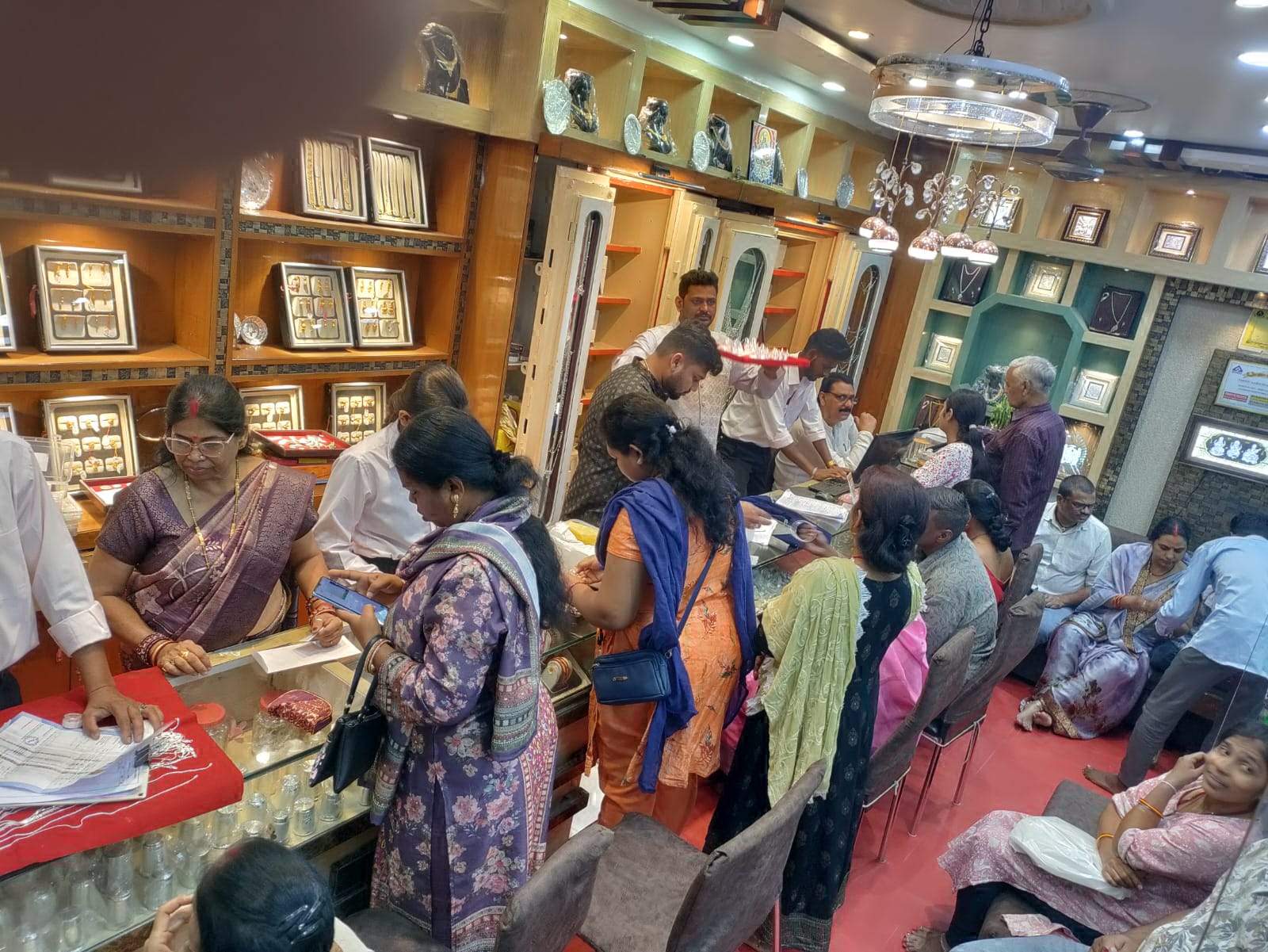 धनतेरस पर जमकर बरसा धन, खिल उठे कारोबारियों के चेहरे