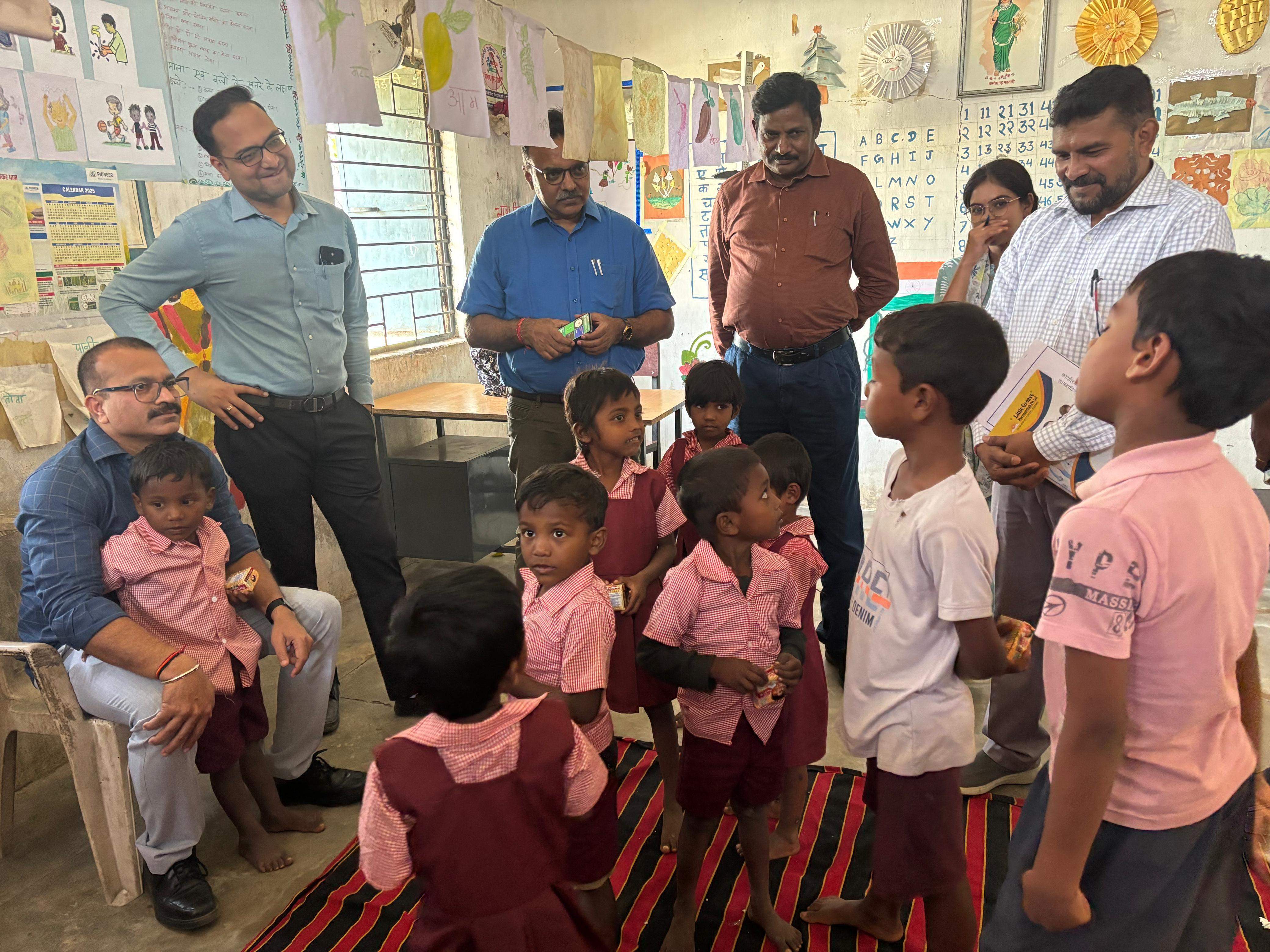 विद्यालयों, आंबा केंद्रों, आश्रम-छात्रावास, स्वास्थ्य केंद्रों का  निरीक्षण