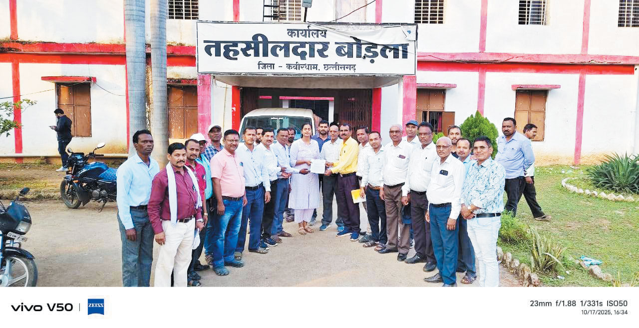 छत्तीसगढ़ टीचर्स एसो. बोड़ला ब्लॉक ने मांगों को लेकर तहसीलदार को सौंपा ज्ञापन