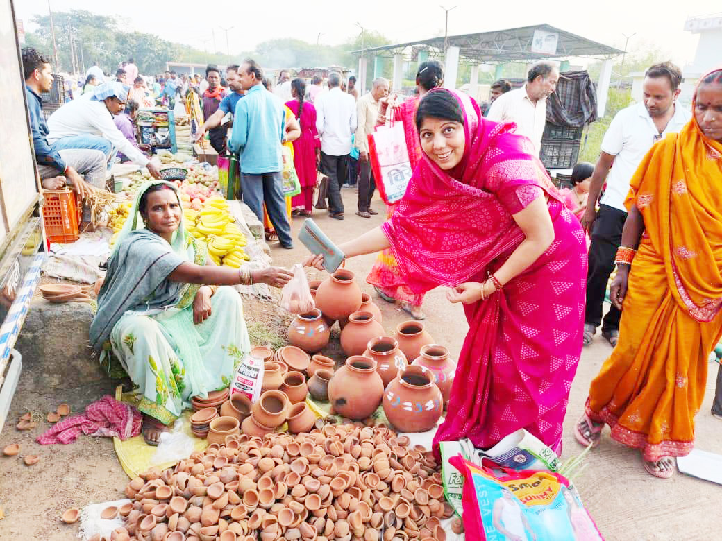  नपं अध्यक्ष ने मिट्टी के दीये खरीद वोकल फॉर लोकल का दिया संदेश
