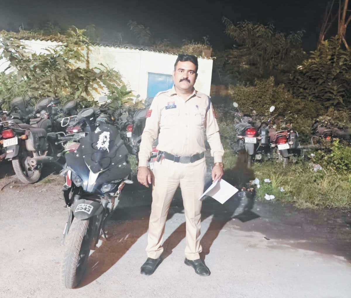 मॉडिफाई साइलेंसर लगा बाइक दौड़ाने वाला गिरफ्तार