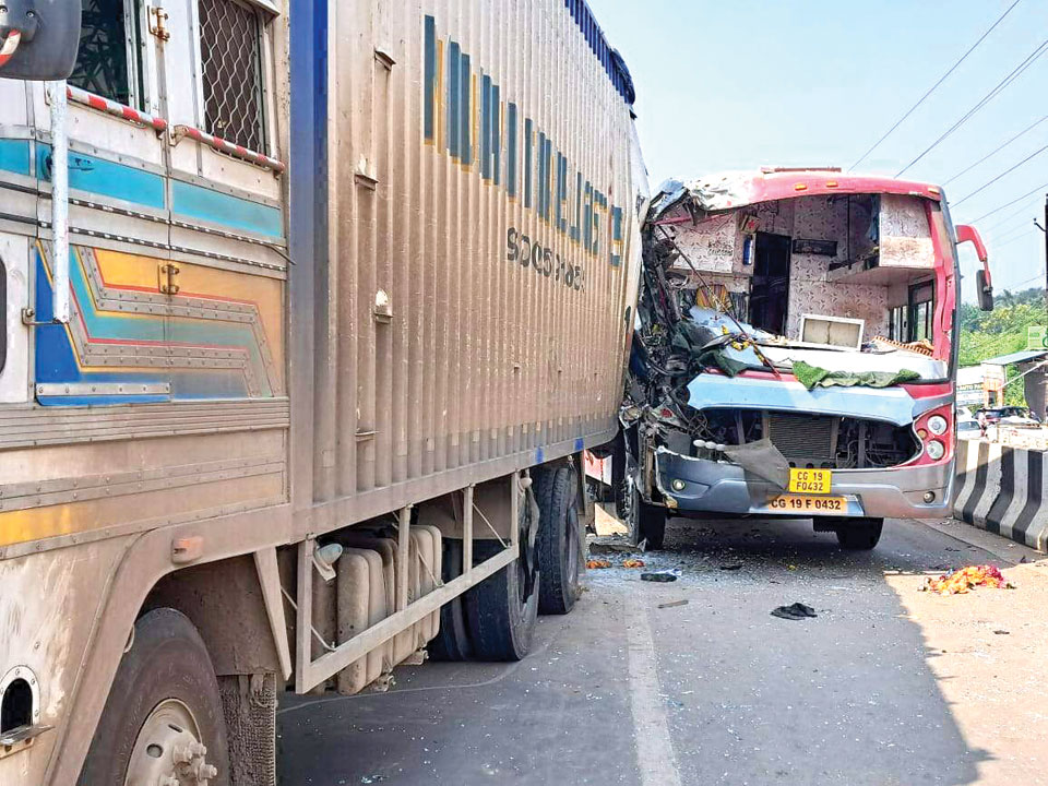 रायपुरा ओवरब्रिज के पास ट्रक से भिड़ी बस 6 घायल