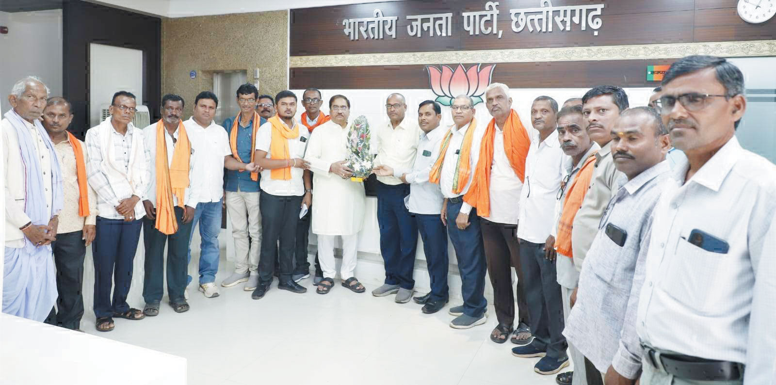 धान खरीदी केंद्र के प्राधिकृत अधिकारियों ने अशोक बजाज से की भेंट