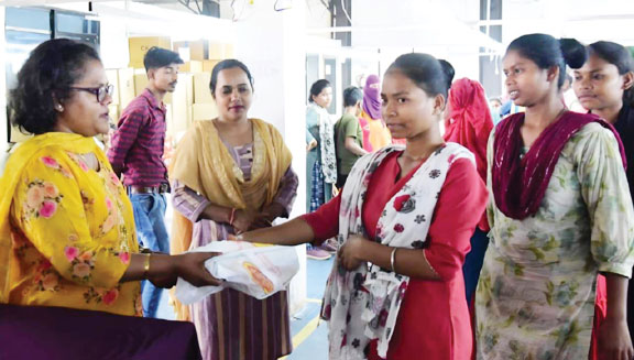 कलेक्टर ने गारमेंट फैक्ट्री का किया निरीक्षण, महिलाओं की समस्याएं सुनीं