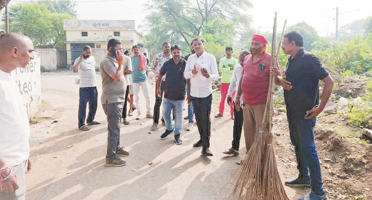 वार्ड भ्रमण के लिए निकले महापौर, निरीक्षण कर दिवाली में साफ -सफाई के दिए निर्देश
