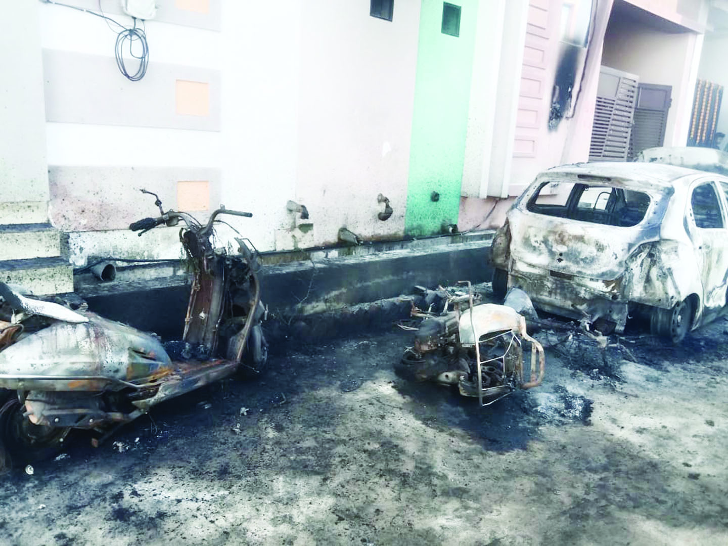 पटाखे की चिंगारी से एक कार  समेत दो बाइक जलकर खाक