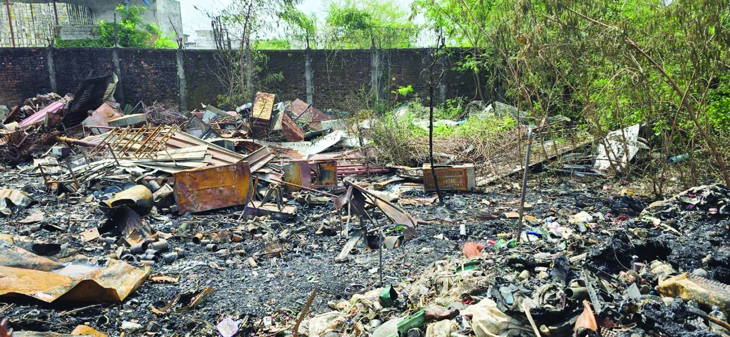 कबाड़ दुकान में लगी आग  देर रात दमकल कर्मियों ने पाया काबू