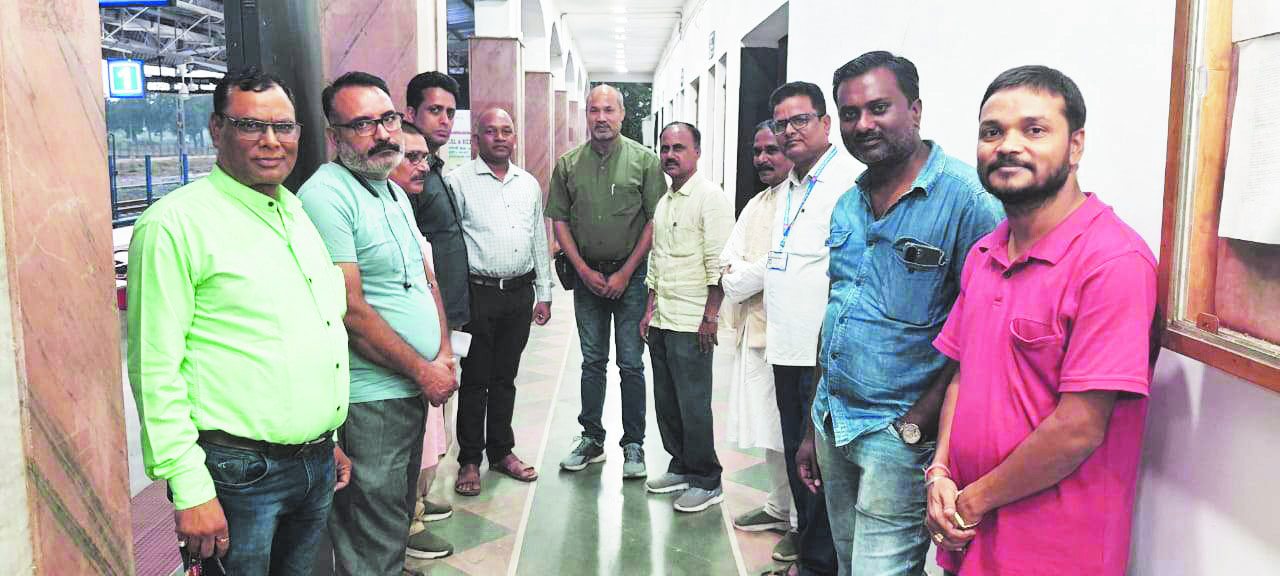 अंबिकापुर रेलवे स्टेशन में अतिरिक्त प्लेटफार्म निर्माण जल्द शुरू करने की मांग, डीआरएम के नाम सौंपा ज्ञापन