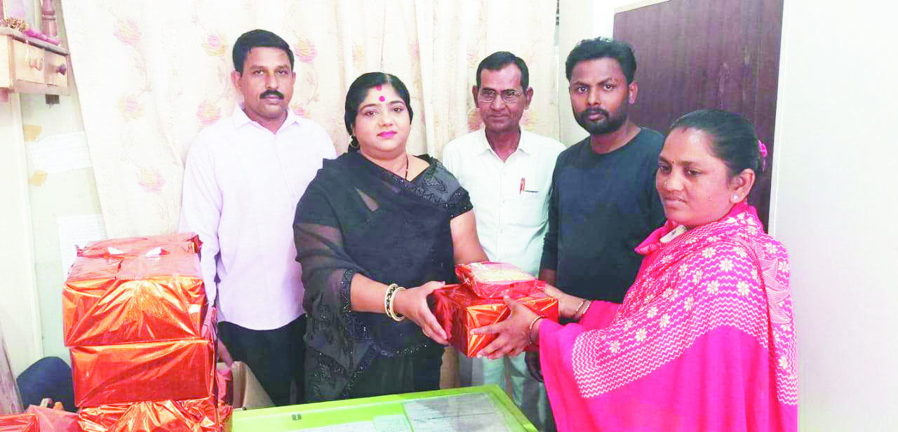 पार्षद सत्या देवी ने सफाई  मित्रों संग मनाई दिवाली