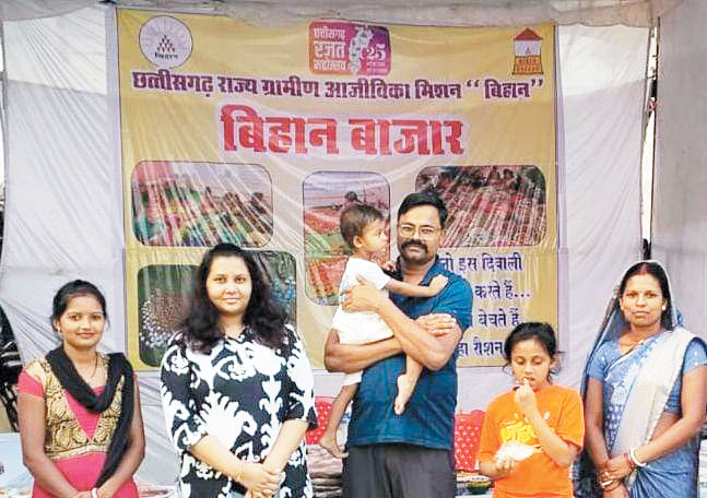 महिला समूहों के उत्पादों से सजी दीपावली