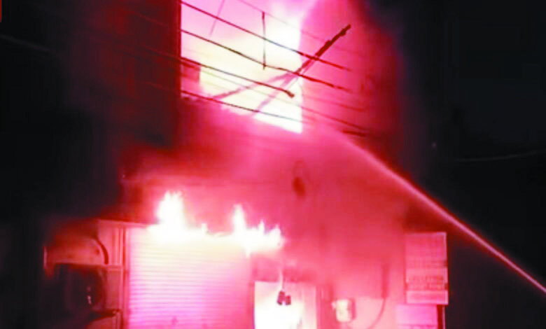 प्रिंटर्स दुकान में आग, लाखों  का सामान जलकर खाक