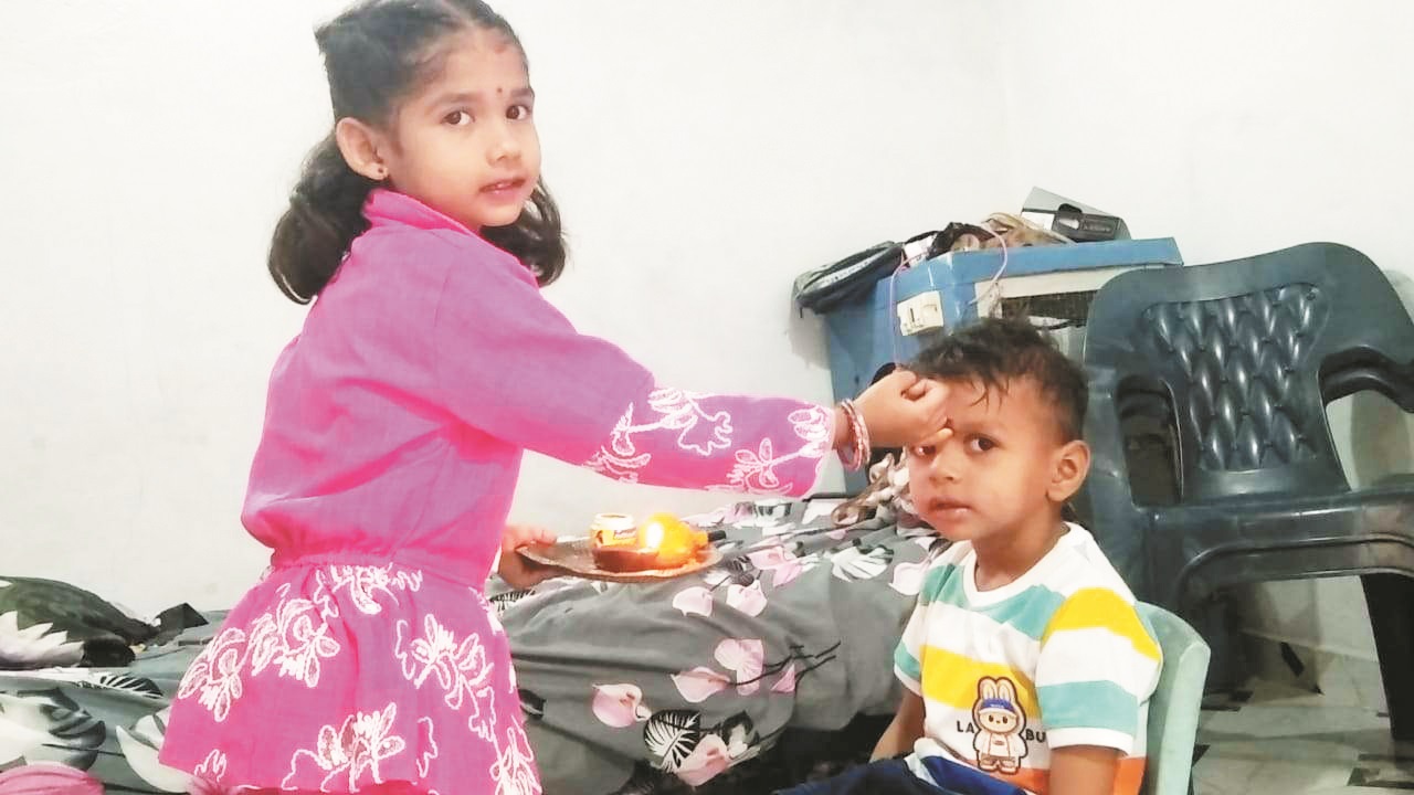 माथे पर टीका लगाकर भाईयों के लिए मांगी दुआएं