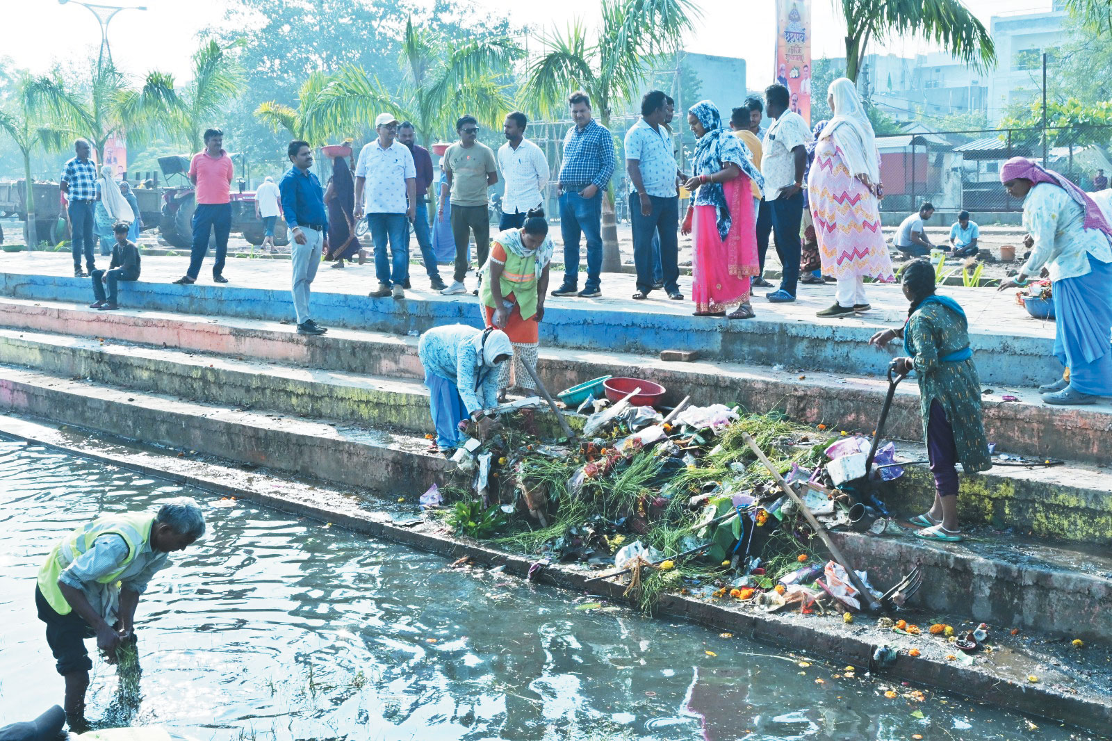 छठ पर्व से पूर्व तालाबों की साफ-सफाई युद्ध स्तर पर जारी