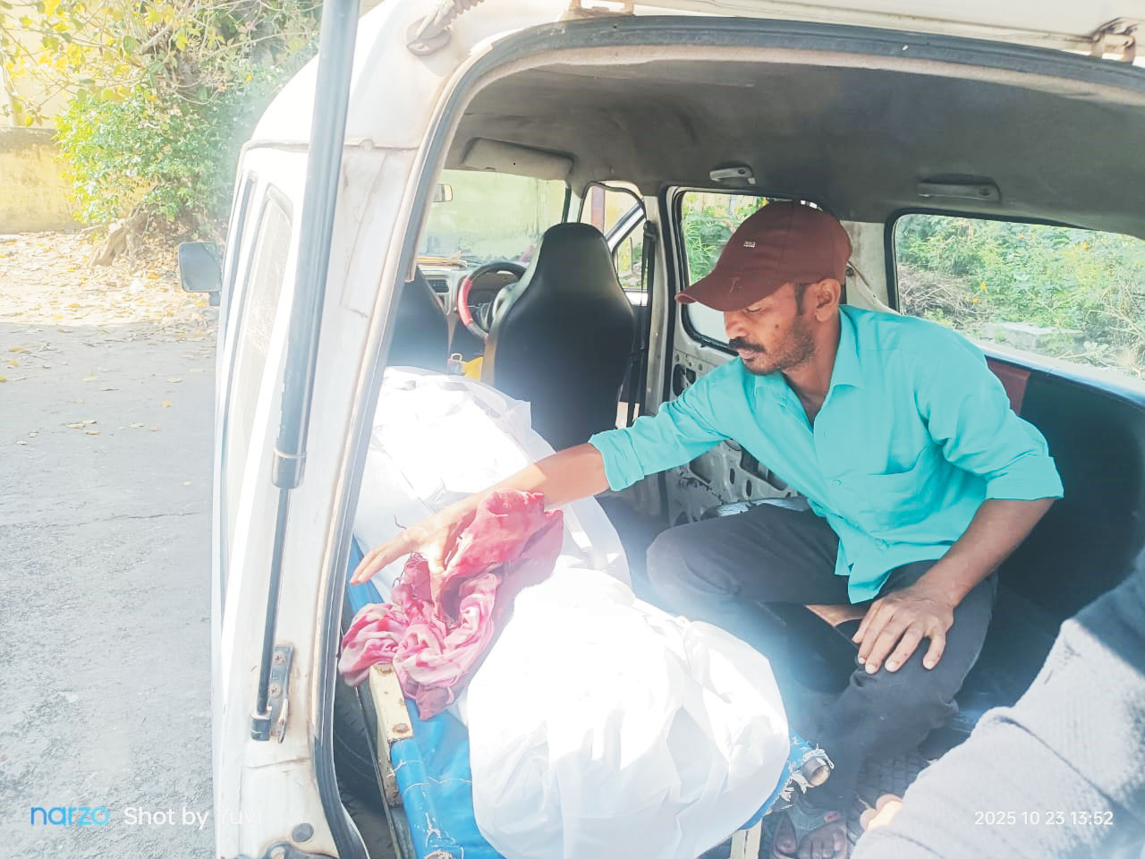 वाहन ने बाइक को मारी टक्कर, युवक के सीने में घुसा कांच, मौत