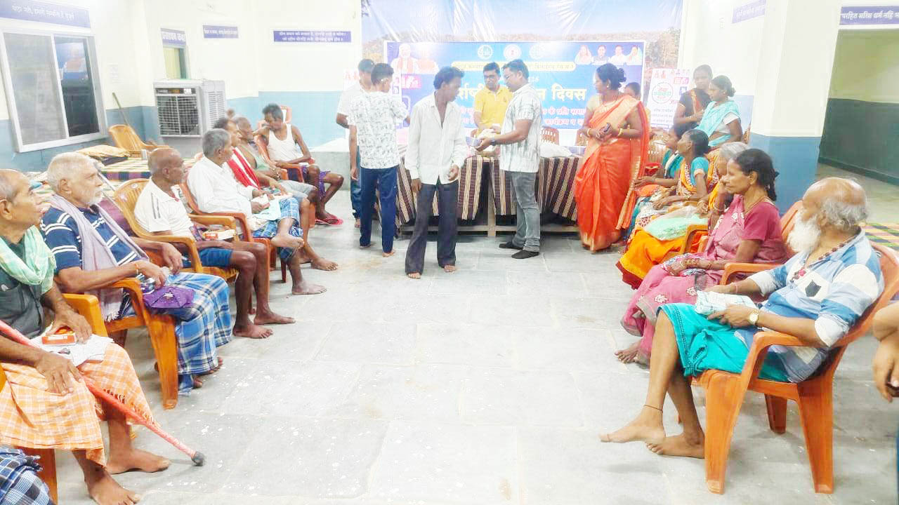 वृद्धाश्रम में सेवा भारती के सदस्यों ने बुजुर्गों संग मनाई दीपावली, मिला आशीर्वाद