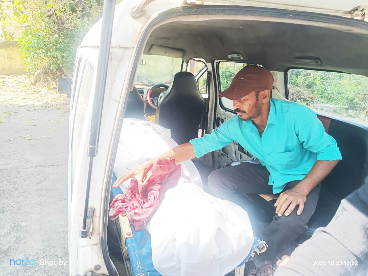 वाहन ने बाइक को मारी टक्कर, युवक के सीने में घुसा कांच, मौत