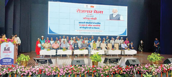 एम्स और डाक विभाग में 95 युवाओं को नौकरी, तोखन ने दिए नियुक्ति पत्र