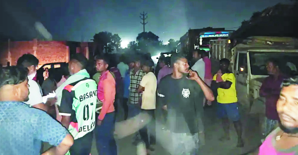 डंपर की टक्कर से बाइक सवार युवक की मौत,  गुस्साए लोगों ने किया जाम 