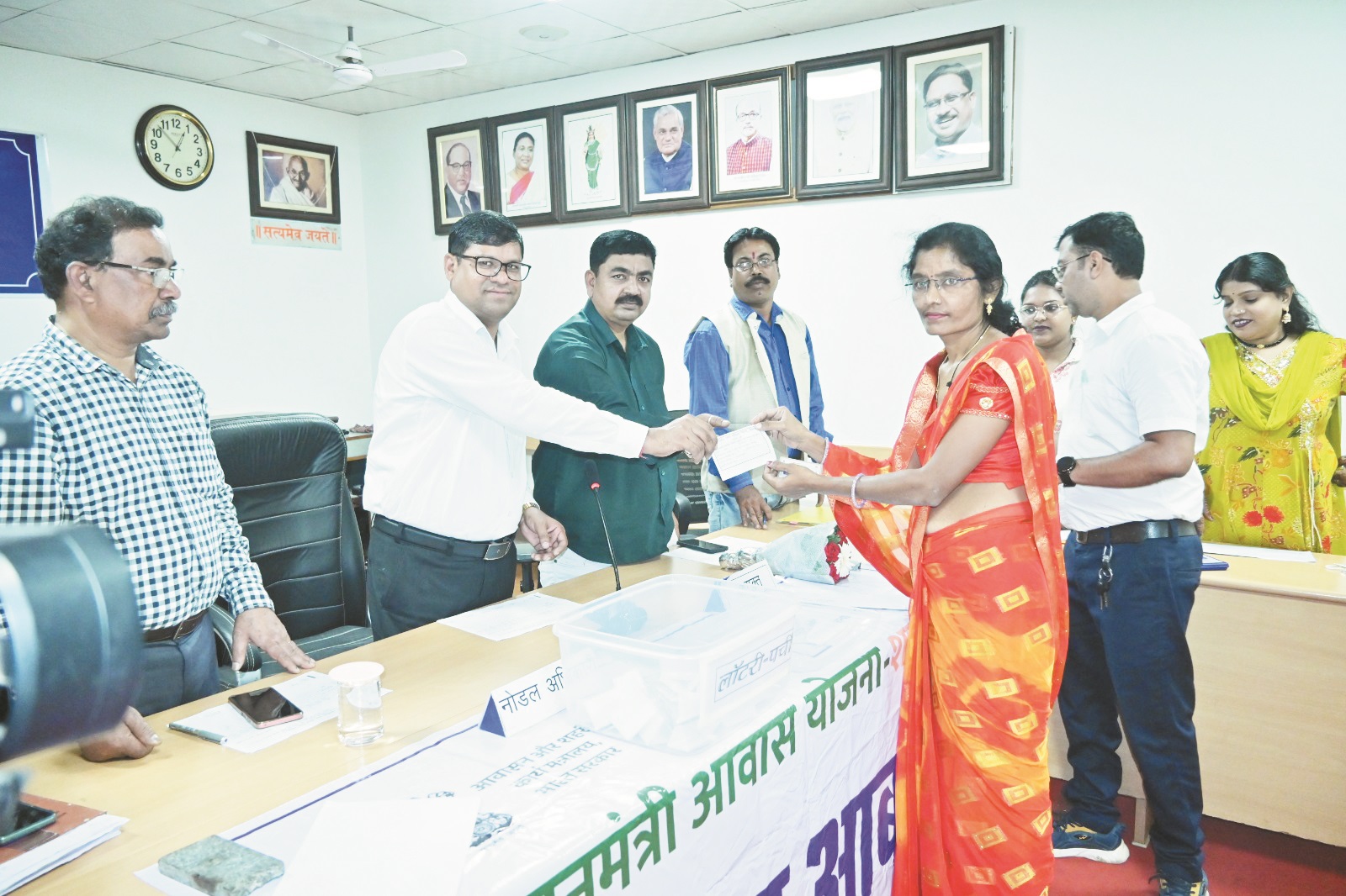 पीएम आवास के 6 हितग्राहियों को मकान आबंटित