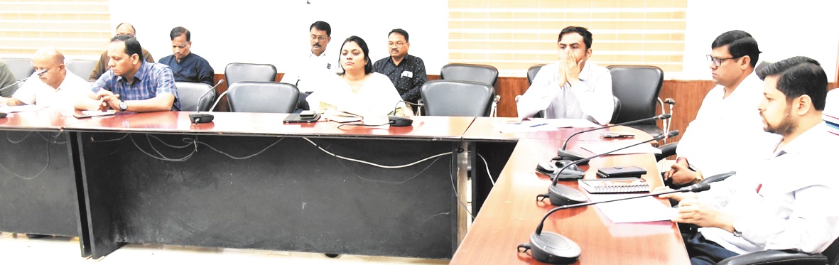 कलेक्टर ने छठ पर्व, पीएम आवास एवं राज्योत्सव के संबंध में ली अफसरों की बैठक