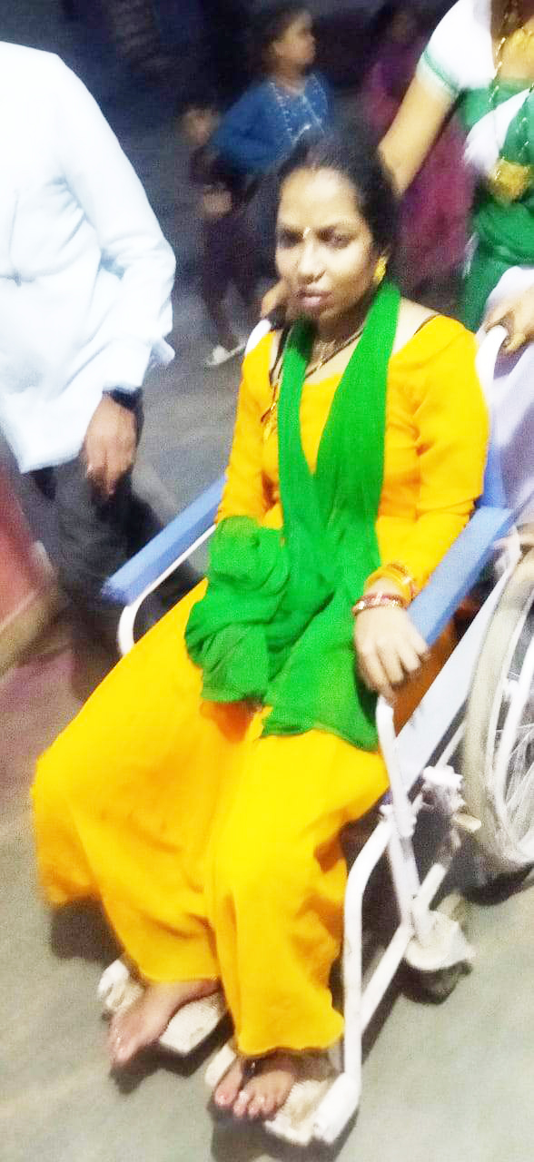 दो बाइकों की टक्कर, एक की मौत, महिला समेत तीन घायल