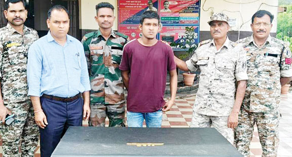 घर से सोने के सिक्क-जेवर चोरी, आरोपी गिरफ्तार