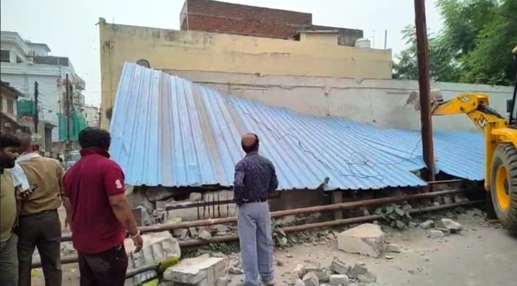 ज्वाली नाला पर बने 26 मकान और 5 बाउंड्रीवाल तोड़ी गईं