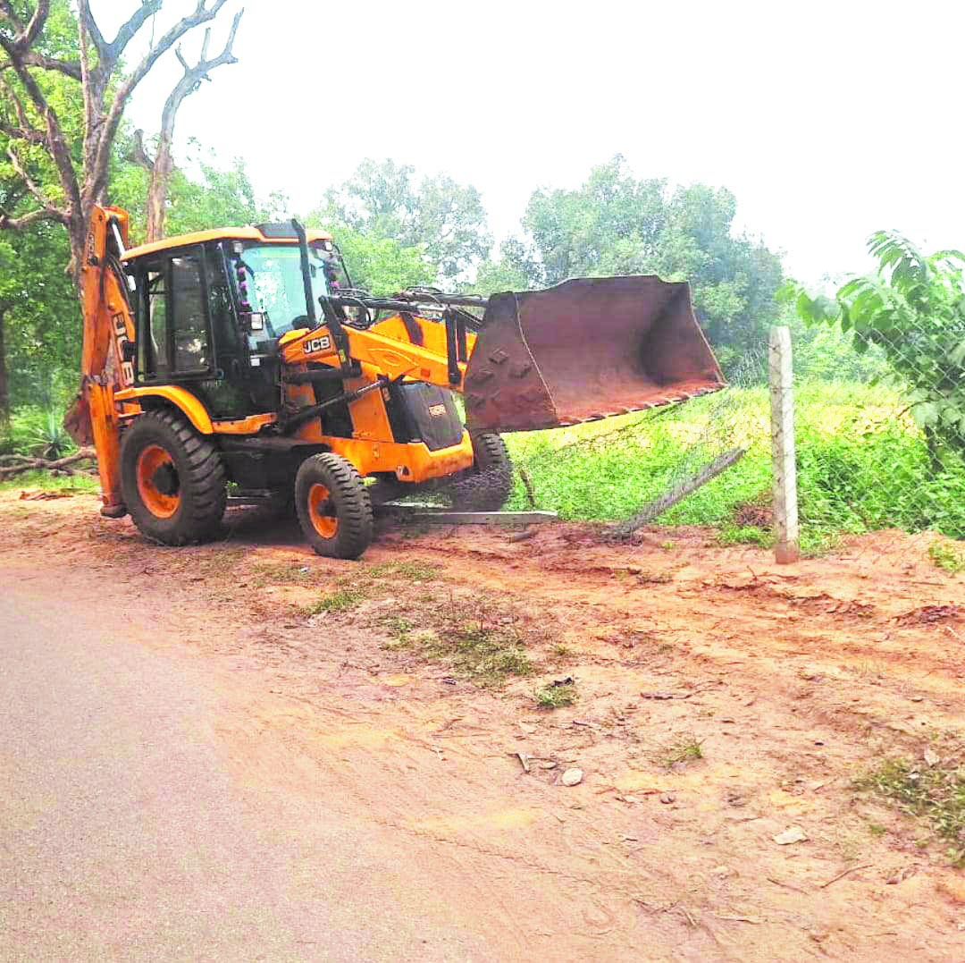 अवैध कब्जे पर चला प्रशासन का बुलडोजर, सरकारी भूमि को कराया मुक्त