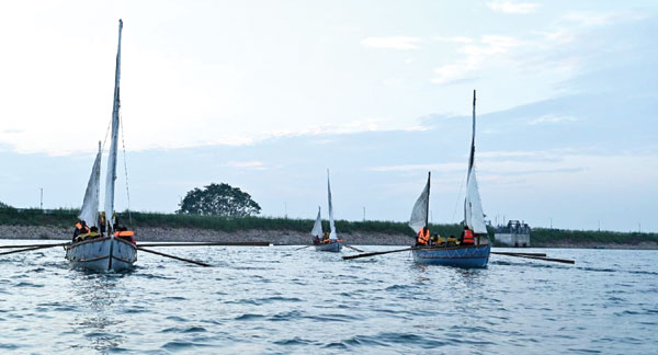 एनसीसी नेवल विंग के कैडेट्स ने किया पैरासेलिंग