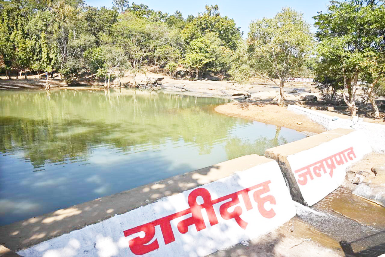 पर्यटकों के आकर्षण का केंद्र बना रानीदाह जलप्रपात