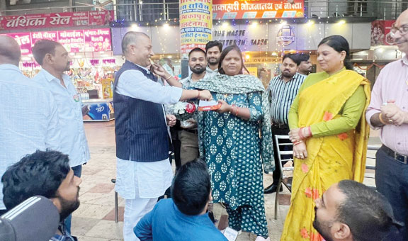 अंबिकापुर के गार्बेज कैफ़े की पीएम ने की सराहना, भाजपा पदाधिकारियों ने पहुँच कर संचालकों को दी बधाई