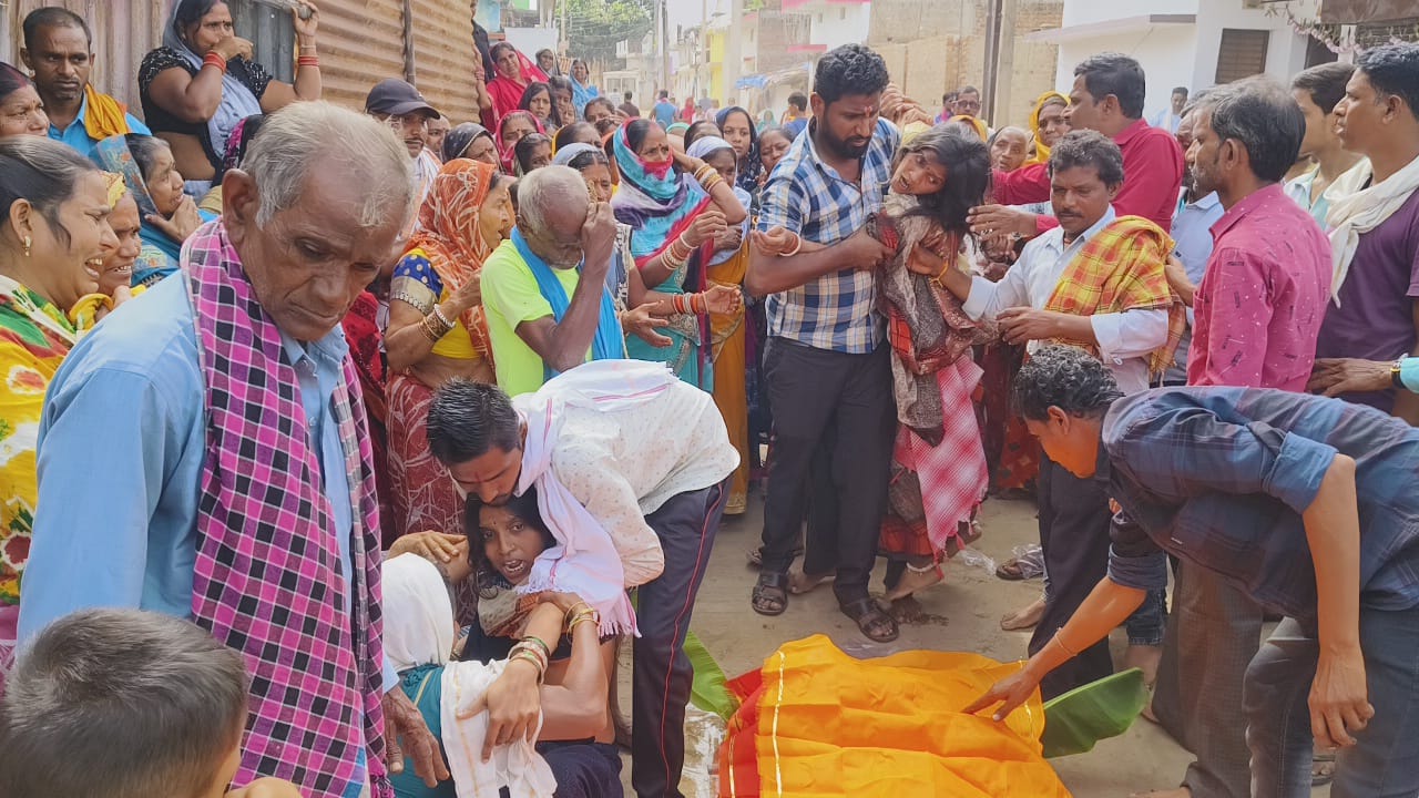 विसर्जित मूर्तियों की लकड़ी निकालते दो मासूम डूबे, मौत