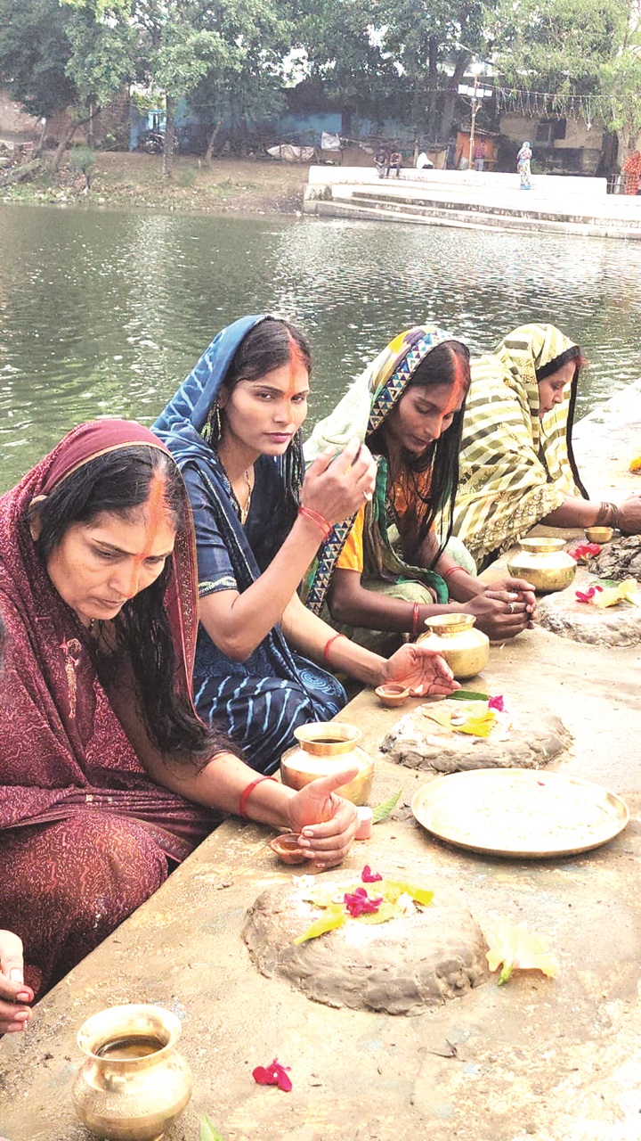 छठ व्रतधारी महिलाएं डूबते सूर्य को आज शाम देंगी अघ्र्य